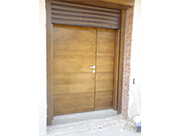 Drvena ulazna vrata od hrastovog drveta sa rolo vratima kao dodatnom zaštitom