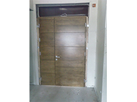 Drvena ulazna vrata od hrastovog drveta sa rolo vratima kao dodatnom zaštitom